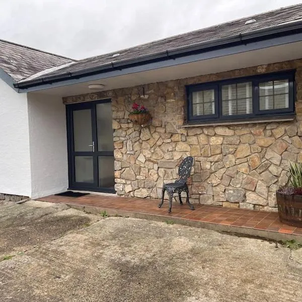 Spacious 1 bed bungalow located on a Gower Sheep Farm, hôtel à Swansea