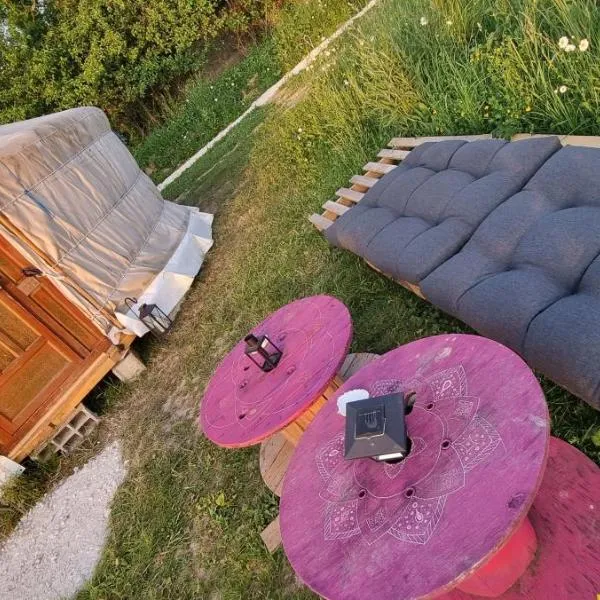 Yourtes 6 personnes proche provins et disney, hotel in Bannost