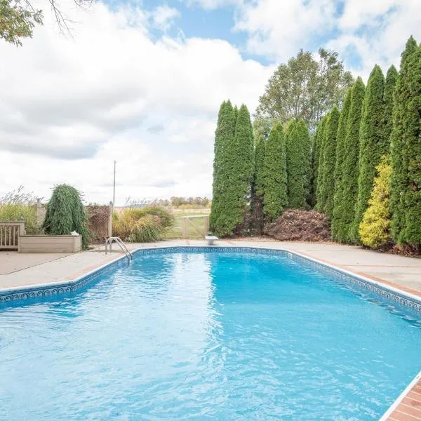 Cozy Cow Homestead with pool!, hotel v mestu Gettysburg