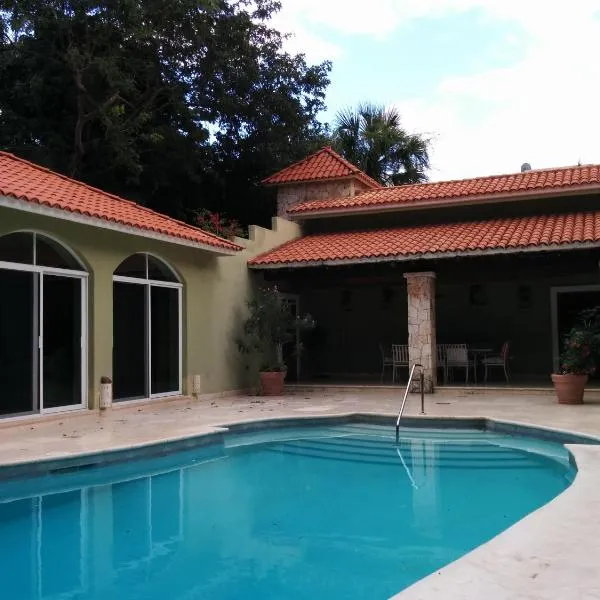 Casa Beard, Spacious Guest House with High Speed WiFi & Pool., hotel in Playa del Carmen