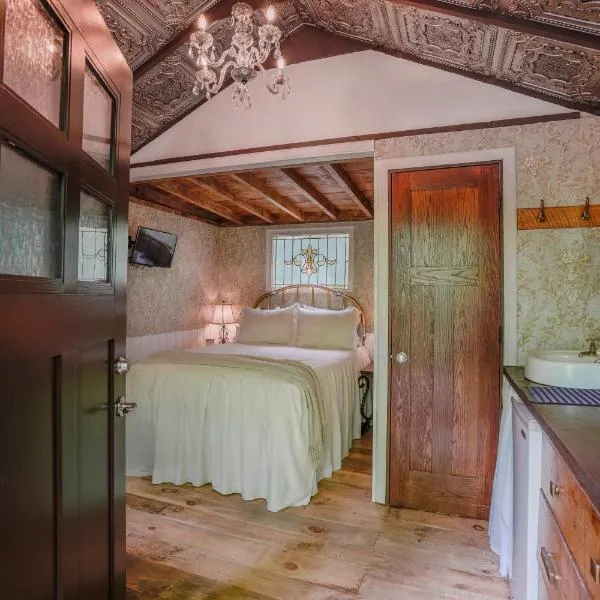 Vintage Wild West Tiny Hotel in the Woods!, hotel v destinaci Pine City