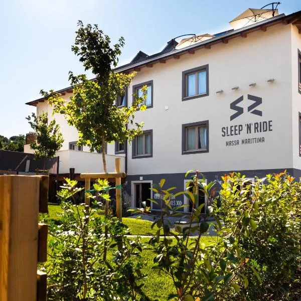 SLEEP 'N' RIDE Massa Marittima，位于马萨马里蒂马的酒店