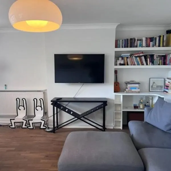 Big and bright 2 x double bedroom flat in Highgate, hotel in London