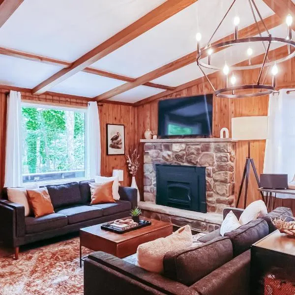 Stylish and Cozy Cabin, Walking Distance to Big Bass Lake, hotel v destinaci Gouldsboro