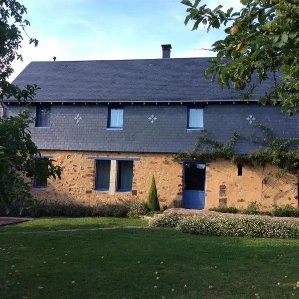 Gîte familial restauré en pleine nature avec terrasse, proche forêt, idéal pour groupes et PMR - FR-1-410-255, hotel in Chemiré-en-Charnie