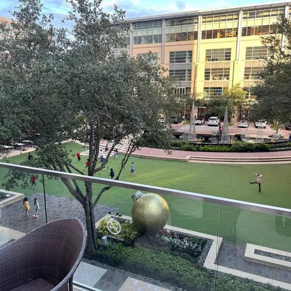 Luxury apt in perfect location, hotel in Houston