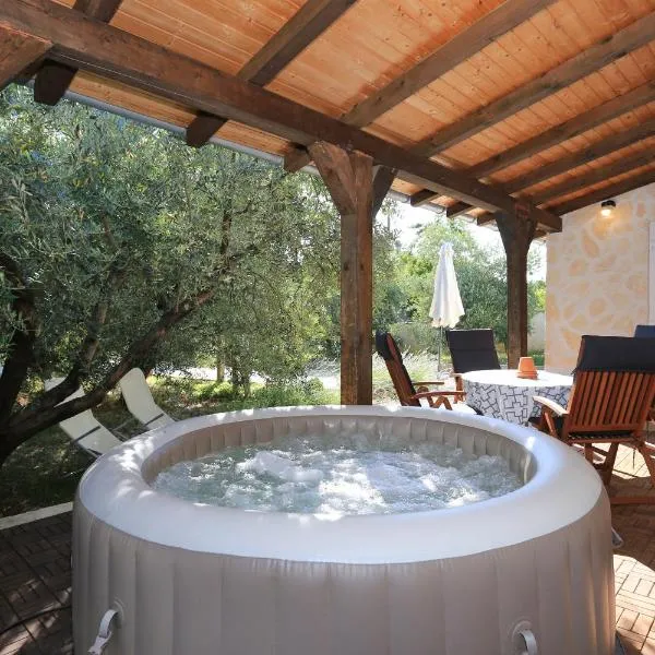 HACIENDA MIA with yacuzzi,BBQ , free parking, hotel di Zadar