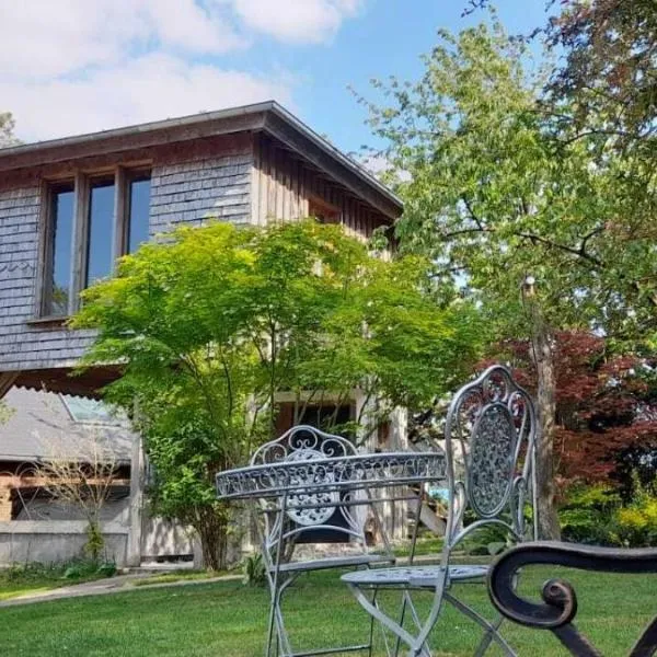 Au Refuge Des 3 Ours - Chambres d'hôtes et cabanes, ξενοδοχείο σε Essuiles-Saint-Rimault