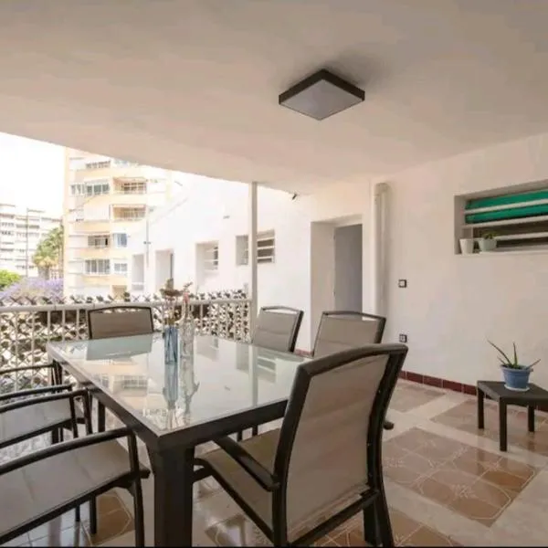 Stylish & Fully furnished 3 Bedrooms Flat -4 min Walk to beautiful beach, hotel en Alicante