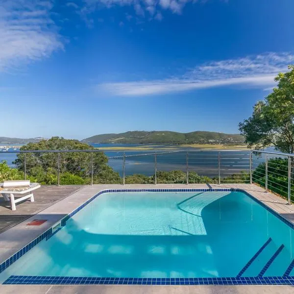 Stunning Villa with pool and views of Knysna, Hotel in Knysna