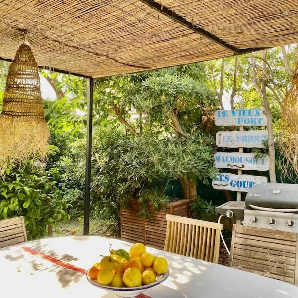 Villa calme grand jardin bord de mer. Parking, hotel in Marseille