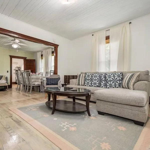 Mountain Serene Views and Creek-side Charm - Pet friendly, ξενοδοχείο σε Rowlesburg