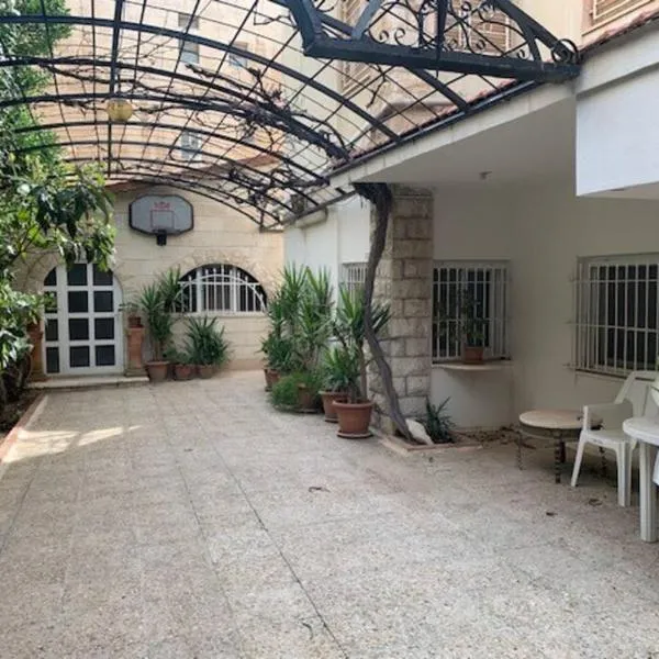 Charming Apartment in Shmeisani, hotel in Amman