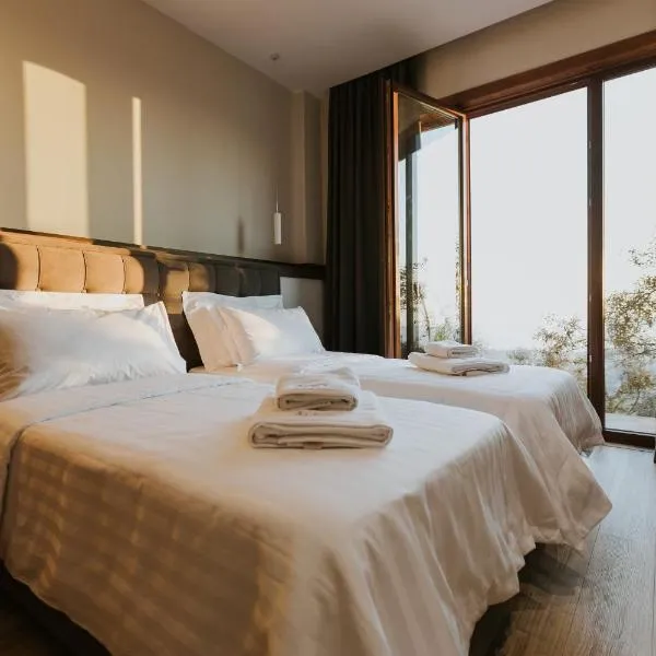 Hotel Kroi near castle entrance castle and town view, hotel v destinaci Krujë