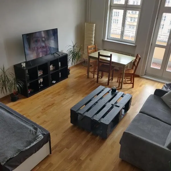 Zwei Charmante Privatzimmer mit Wohnbereich in zentraler Berliner Wohnung, hotel v Berlíne