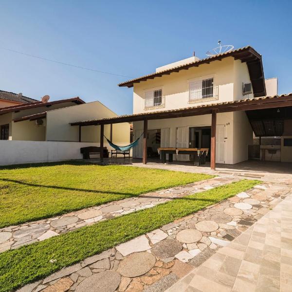 Casa 03 dormitórios climatizados com berço incluso