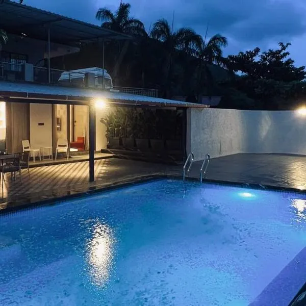 Jumbo Sapphire Luxe,2BHK Chalet with Private Pool & Jacuzzi, hotel v destinaci Malavli