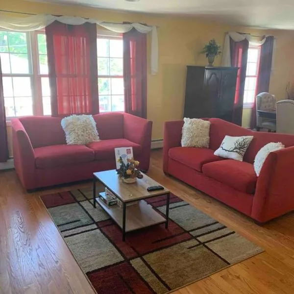 Family 3-bedroom home (2nd floor near EWR/Outlet), hotel in Elizabeth