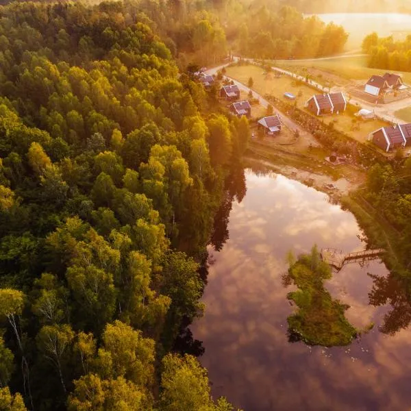 Osada Skoczkowo komfortowe domki z prywatnymi wannami hot-tub nad jeziorem- sauna- balia- prywatny staw wędkarski, Hotel in Podiazy