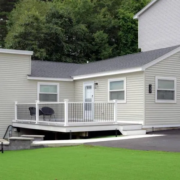 LakeAccess 4 Bed 3 Full Bath HOT TUB, hotel in Billerica