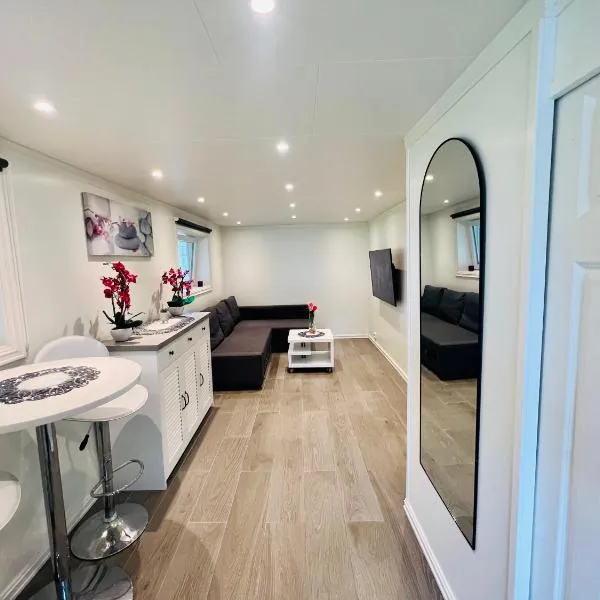 Fint gjesterom med bad og kjøkken til leie nær EB stranda med, ξενοδοχείο σε Arendal