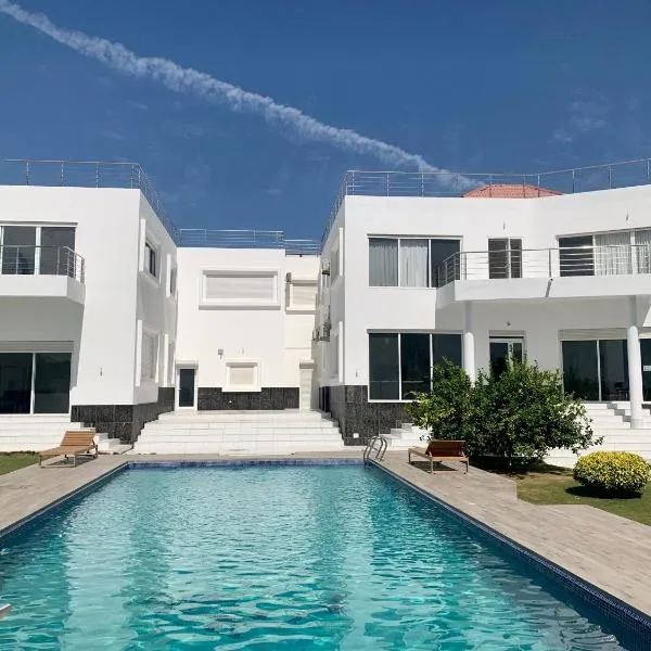 Appartement Luxueux En Résidence vu sur mer à 50 mètres de la plage, hotel di Sali Tap