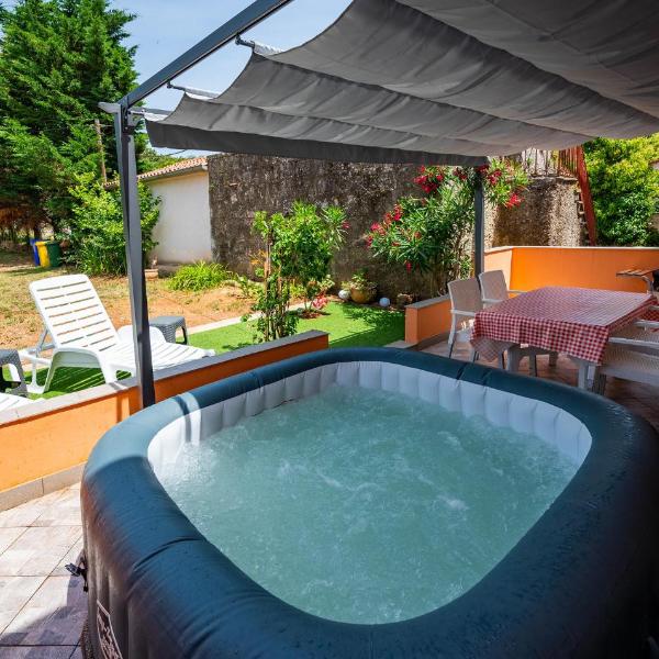 Amazing Home In Pula With 2 Bedrooms, Jacuzzi And Wifi