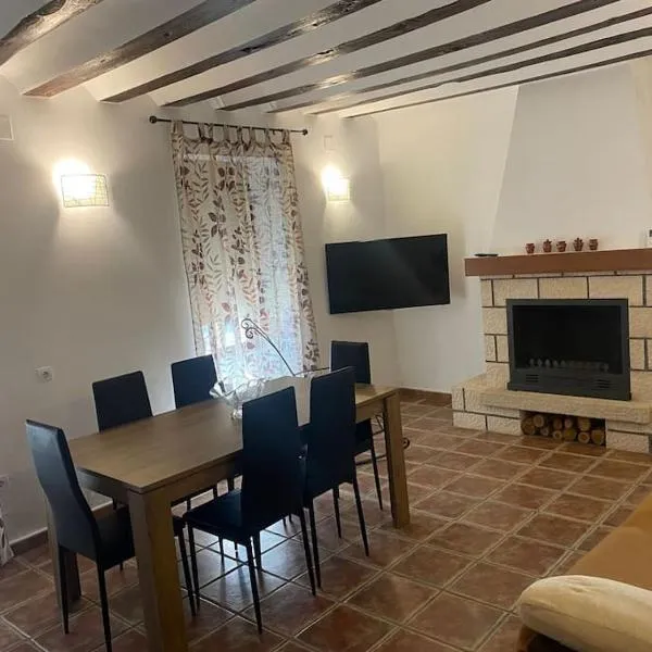 Agradable casa con chimenea interior y barbacoa., Hotel in Graja de Iniesta
