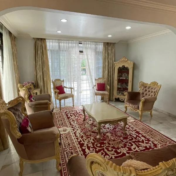 Spacious Bungalow in Kuala Terengganu، فندق في كوالا ترغكانو