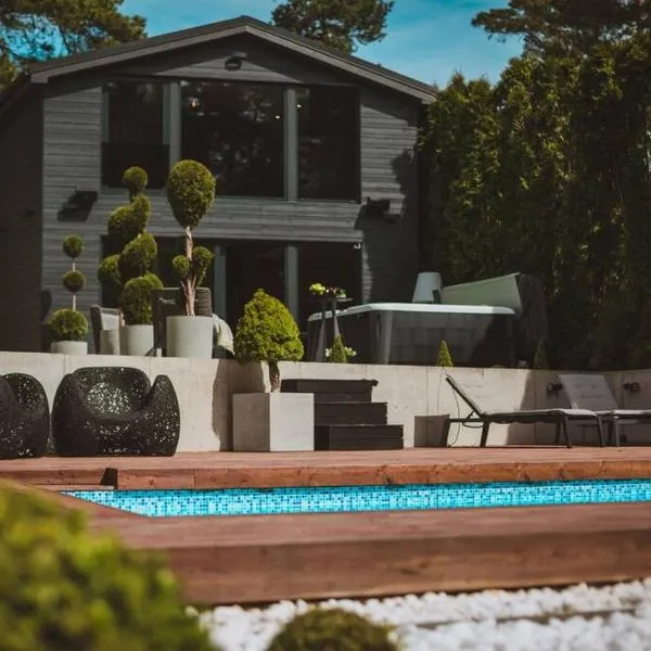 BLACK HOUSE - premium holiday guest house, hotel v mestu Priedkalne