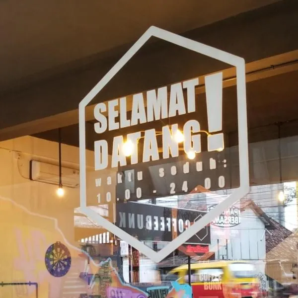 CoffeeBunk Hostel, hotel in Tangerang