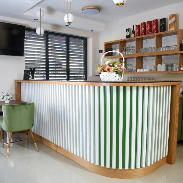 Merak Rooms & Caffe Bar: Šabac şehrinde bir otel