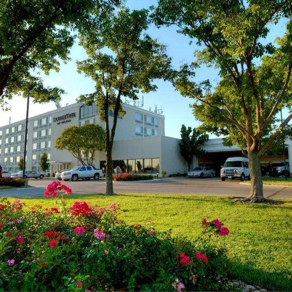 DoubleTree by Hilton Wichita Airport, hôtel à Wichita