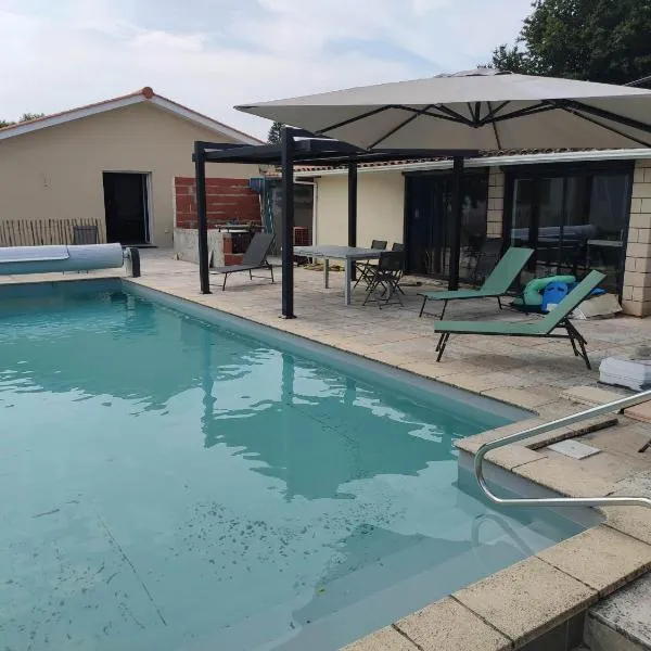 2 Maisons de 3 et 2 chambres avec grande piscine commune, hotel en La Teste-de-Buch