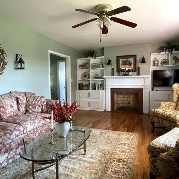 The Bourbon & Horse Country EpiCenter, hotel in Frankfort