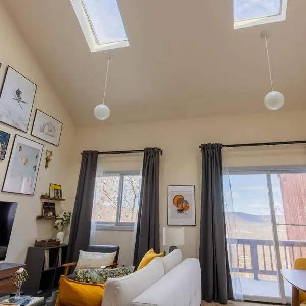 Cozy 2BR condo w/ valley views, hotel a Vernon Township