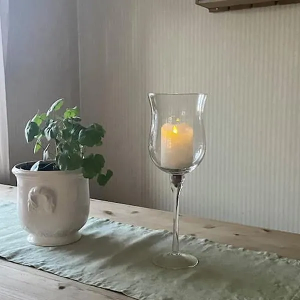 Koselig gammelt hus på gård, hotel in Forberg