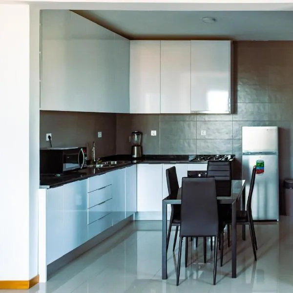 Beautiful and brand new 2 bedrooms apartment/ Magnifico e novo apartamento T2, hotel in Praia
