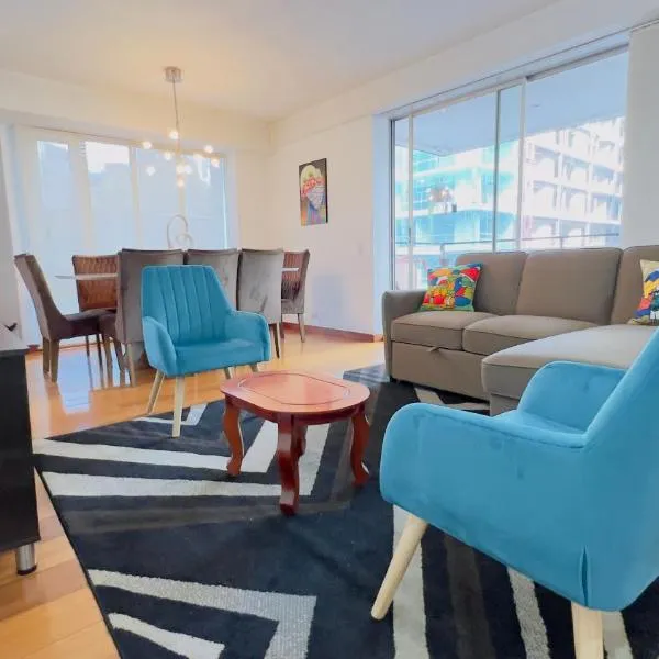 Departamento de lujo 3 dormitorios, 5 camas, 1 sofá cama, 11 personas, con terraza abierta, wiffi y parking free, hotel en Quito