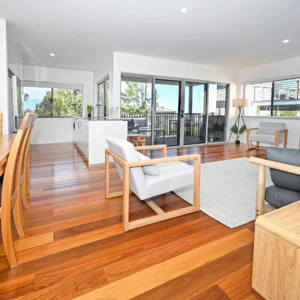 Spacious New 2 bedroom Kings Beach Townhouse ZF2, hotel v destinaci Caloundra