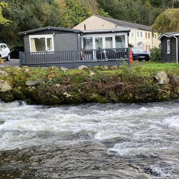 Stunning 3 Bed Riverside Cabin in Snowdonia, hotel in Caeathro