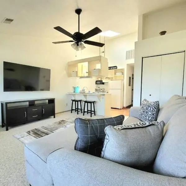 Sunnie Days condo in Oak Harbor on Lake Erie!、Sand Beachのホテル