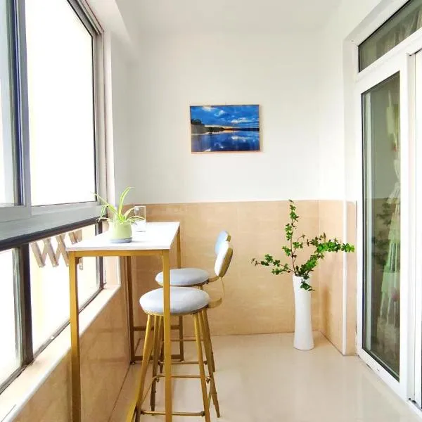 Mrs Li's Home -- Metro Line No 7 nearby --Shanghai University, hotel v Šanghaji