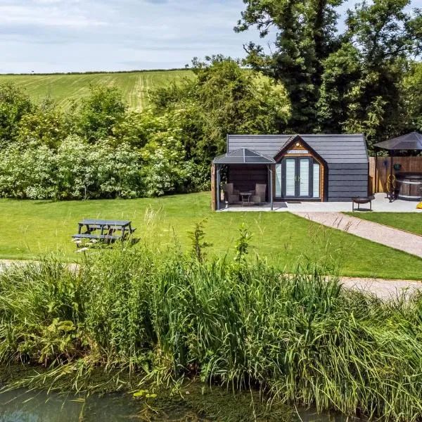 Acorn Lodge At Bridge Lake Farm & Fishery, hotel in Banbury