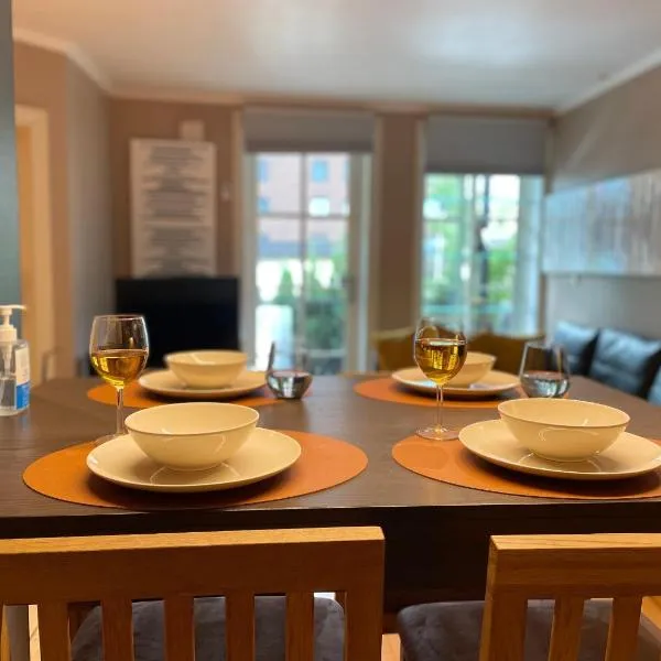 Lovely condo with fireplace & parking@city center, hotel i Drammen
