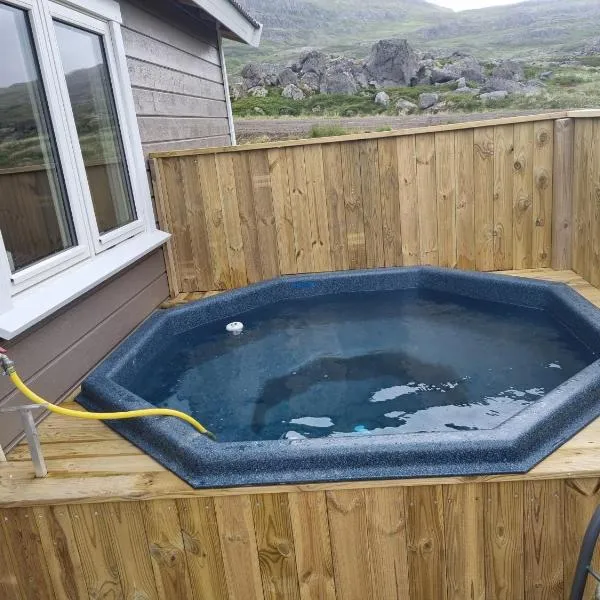 Hvammur 6 with private hot tub, hotel in Hafnarhólmur