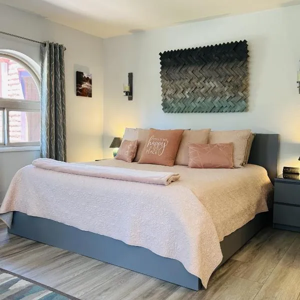 Red Rock Escape - Cozy King Bed Studio & Gardens, Trails, Views, Red Rock Pass, hotel in Sedona