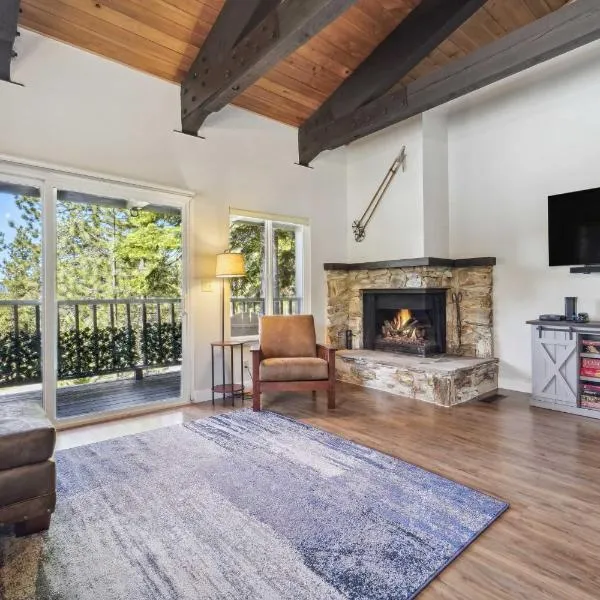 10 Mi to Palisades Tahoe! Condo with Game Room, ξενοδοχείο σε Tahoe City