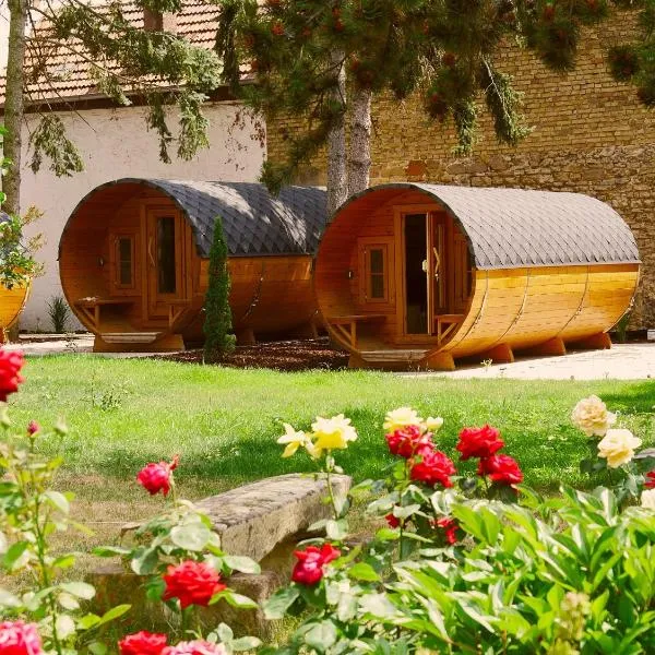 Urige Schlaffässer im Winzergarten inklusive Weinprobe, hotel in Bockenheim