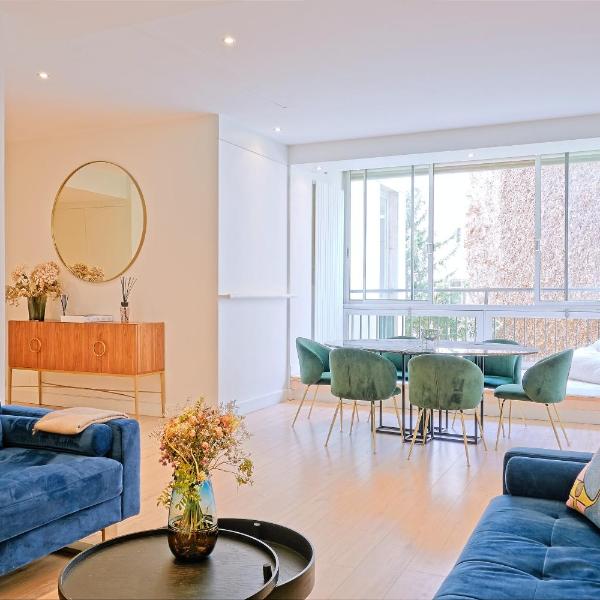 Avenue Montaigne - Prestigieux 2BR, Paryż